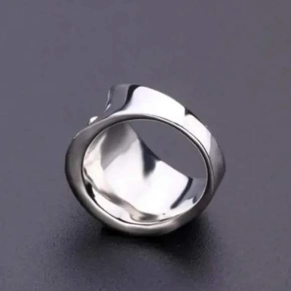 Gorgeous must have fashion Jewelry. Silver white petal ring. Stunning. NEW NWT - Picture 3 of 7